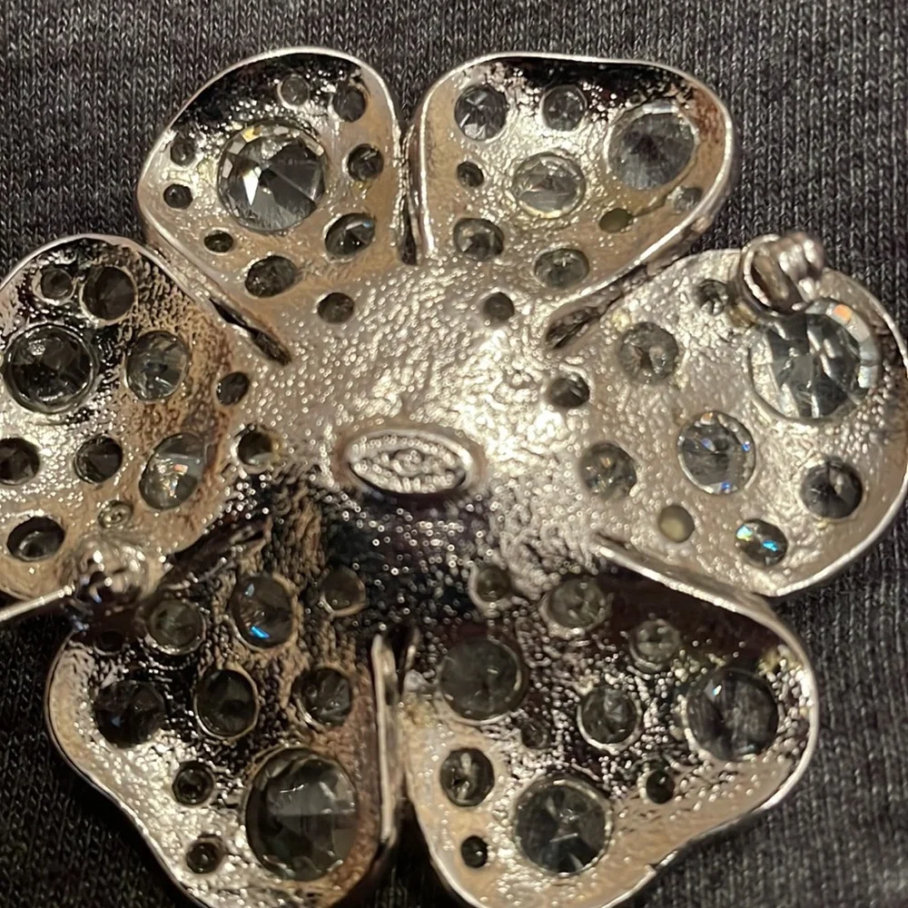 CHANEL Camilla brooch - Picture 4 of 7